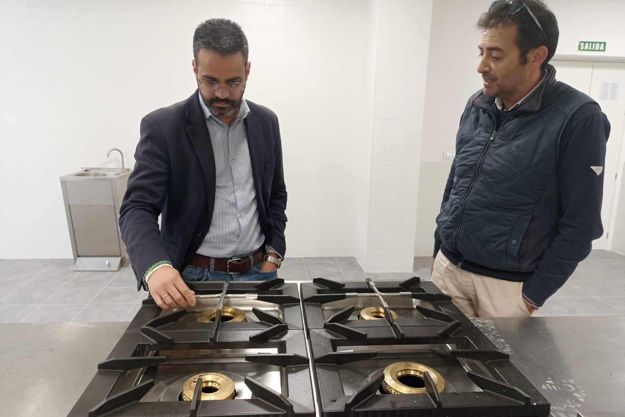 LA COCINA DEL EDICIFIO DE LA ANTIGUA COOPERATIVA DE LA FARRAPA CUENTA CON TODO EL EQUIPAMIENTO NECESARIO PARA EL COMIENZO DE LA MODALIDAD DE COCINA DE LA ESCUELA PROFESIONAL DUAL ‘LA ENCINA IV’