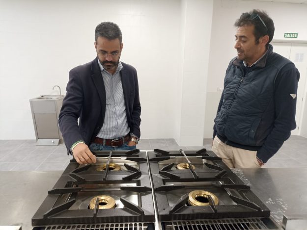 LA COCINA DEL EDICIFIO DE LA ANTIGUA COOPERATIVA DE LA FARRAPA CUENTA CON TODO EL EQUIPAMIENTO NECESARIO PARA EL COMIENZO DE LA MODALIDAD DE COCINA DE LA ESCUELA PROFESIONAL DUAL ‘LA ENCINA IV’